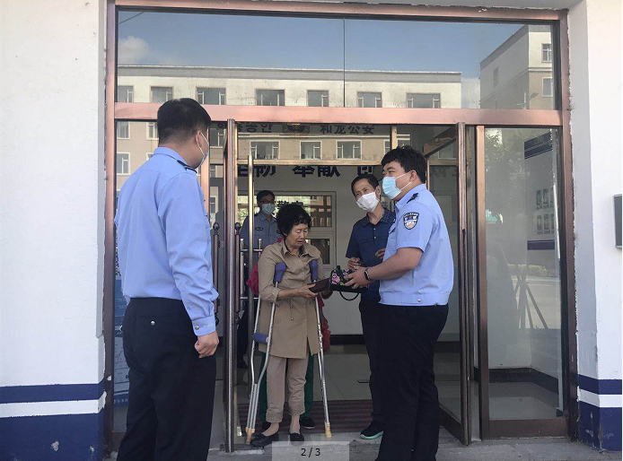 残疾人乘车遗失六千块看病钱 着急 民警帮着找,捡钱的人急着送 暖心